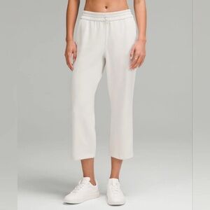 Lululemon Softstreme High Rise Straight Leg Cropped
Pant